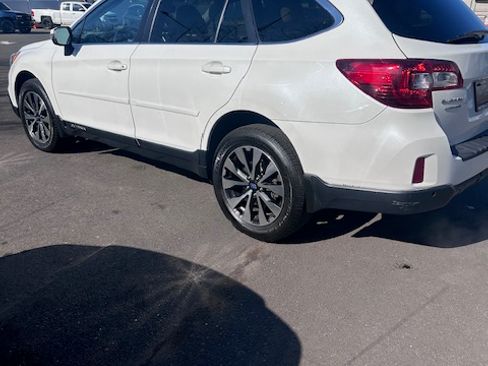 Used 2017 Subaru Outback 3.6R Limited image 5