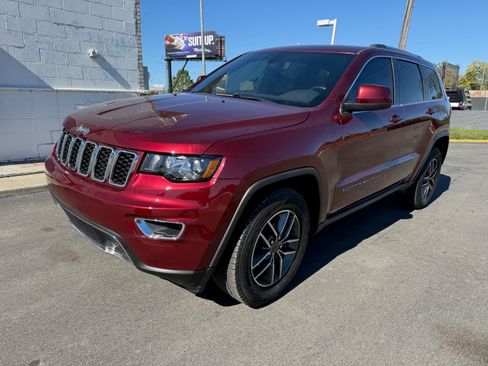 Used 2019 Jeep Grand Cherokee Laredo image 1