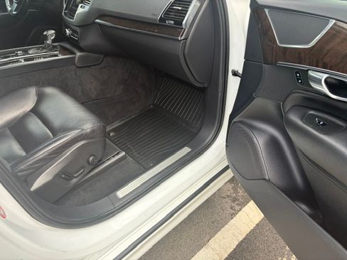 Used 2017 Volvo XC90 AWD T6 Momentum image 24