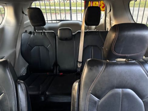 Used 2020 Chrysler Pacifica Touring-L image 5