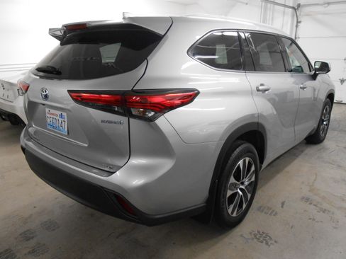 Used 2022 Toyota Highlander XLE image 4