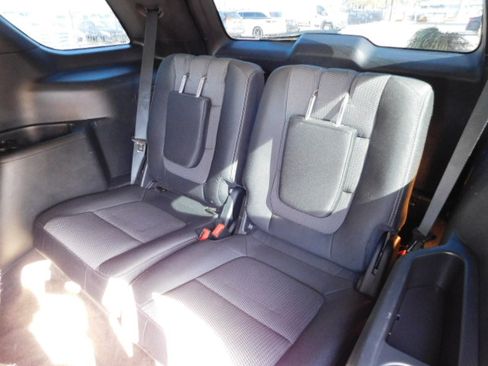 Used 2017 Ford Explorer XLT image 22