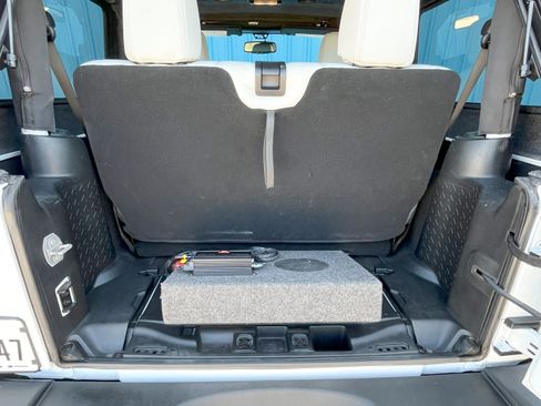 Used 2018 Jeep Wrangler Arctic image 12