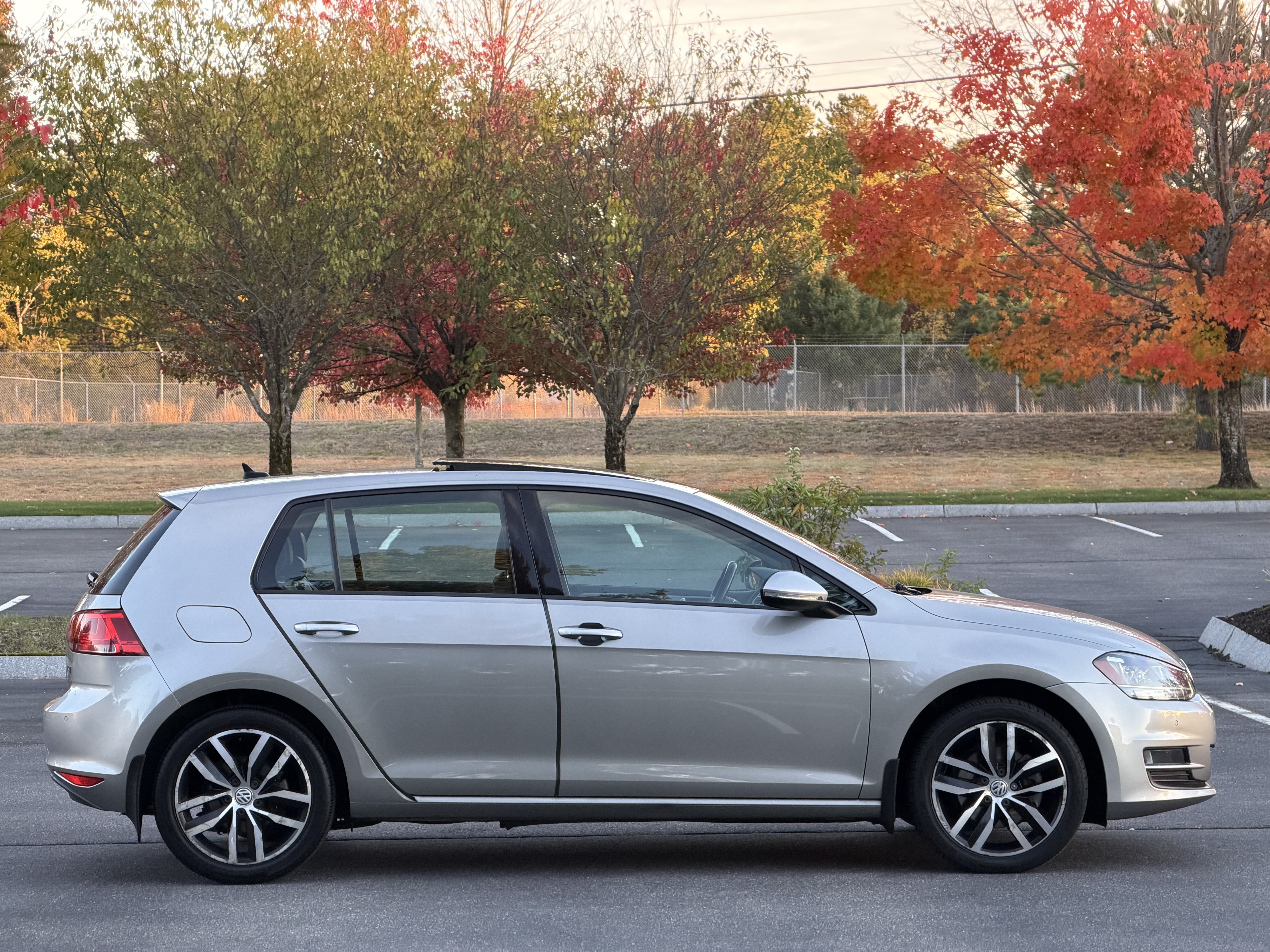 Used 2016 Volkswagen Golf SE FWD image 2