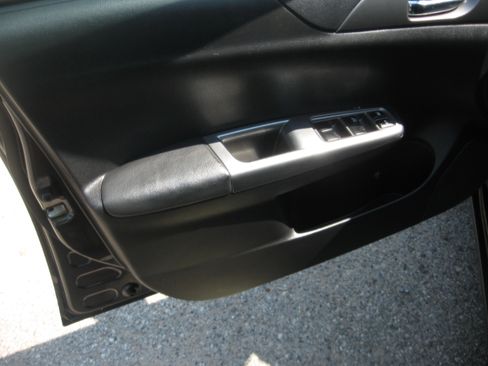 Used 2011 Subaru Impreza 2.5i Premium Hatchback AWD/4WD image 8