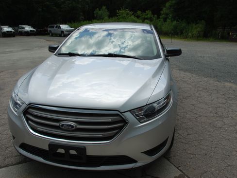 Used 2018 Ford Taurus SE FWD image 11