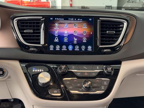 Used 2017 Chrysler Pacifica Touring-L Plus image 11