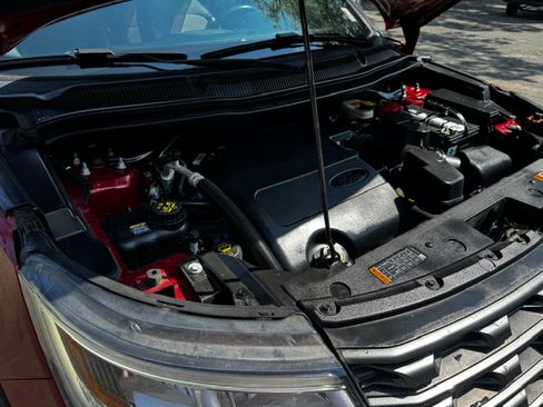 Used 2017 Ford Explorer FWD XLT image 30