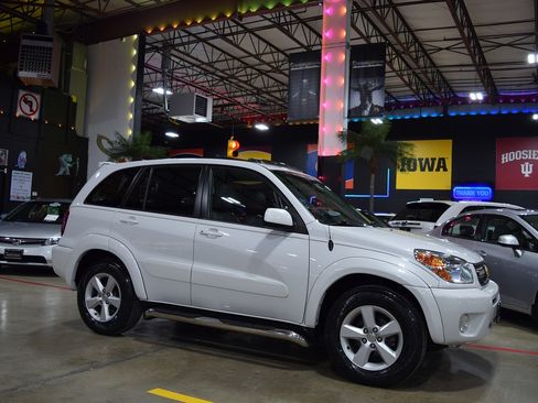 Used 2004 Toyota RAV4 image 7