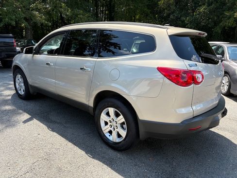Used 2012 Chevrolet Traverse LT image 2