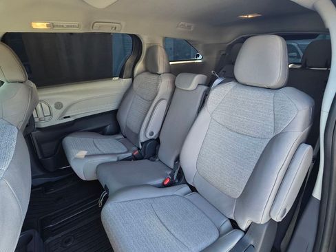 Used 2024 Toyota Sienna LE FWD image 8