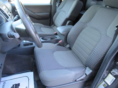 Used 2011 Nissan Frontier SV image 11