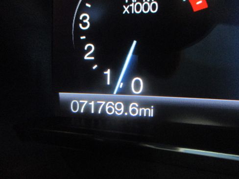 Used 2018 Ford Explorer XLT image 3