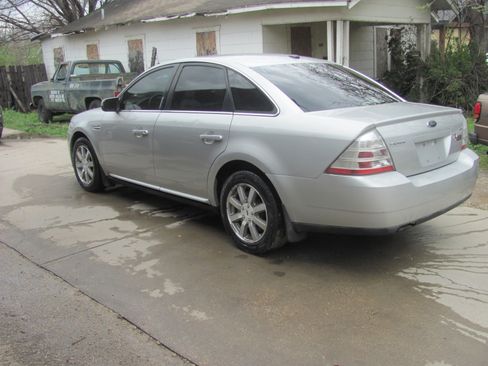 Used 2009 Ford Taurus SEL image 1
