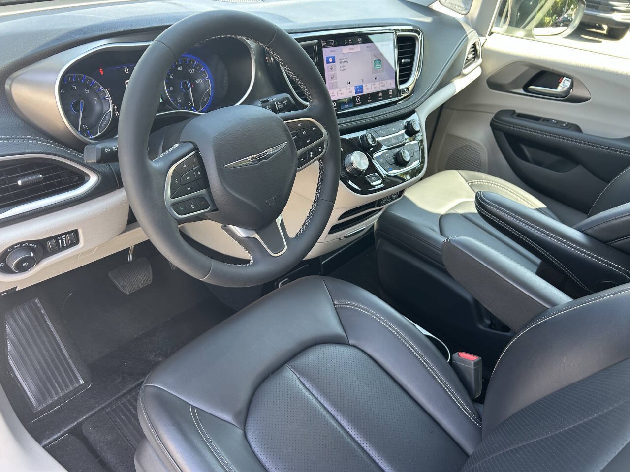 Used 2023 Chrysler Pacifica Touring-L FWD image 19