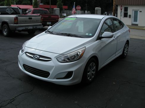 Used 2017 Hyundai Accent SE Sedan FWD image 2