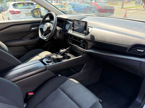 Used 2024 Nissan Rogue AWD SV image 19