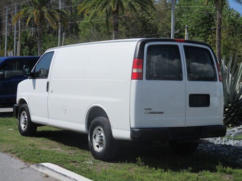 Used 2011 Chevrolet Express 2500 image 3