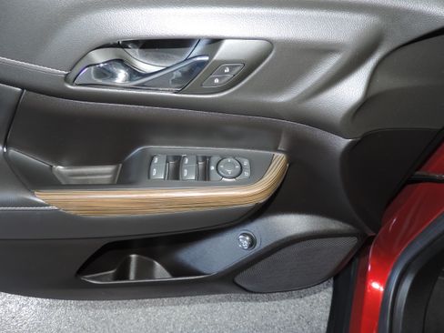 Used 2023 GMC Acadia SLE image 29