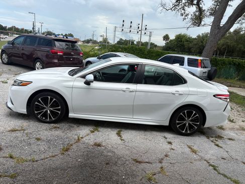 Used 2020 Toyota Camry SE Sedan 4D FWD image 3