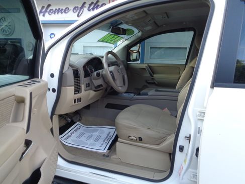 Used 2010 Nissan Titan 4x4 Crew Cab image 4