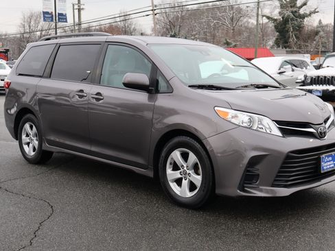 Used 2020 Toyota Sienna LE image 10