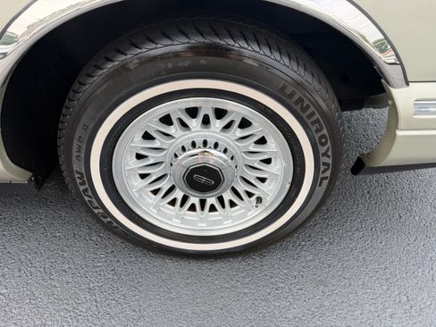 Used 1997 Lincoln Town Car Signature RWD image 28