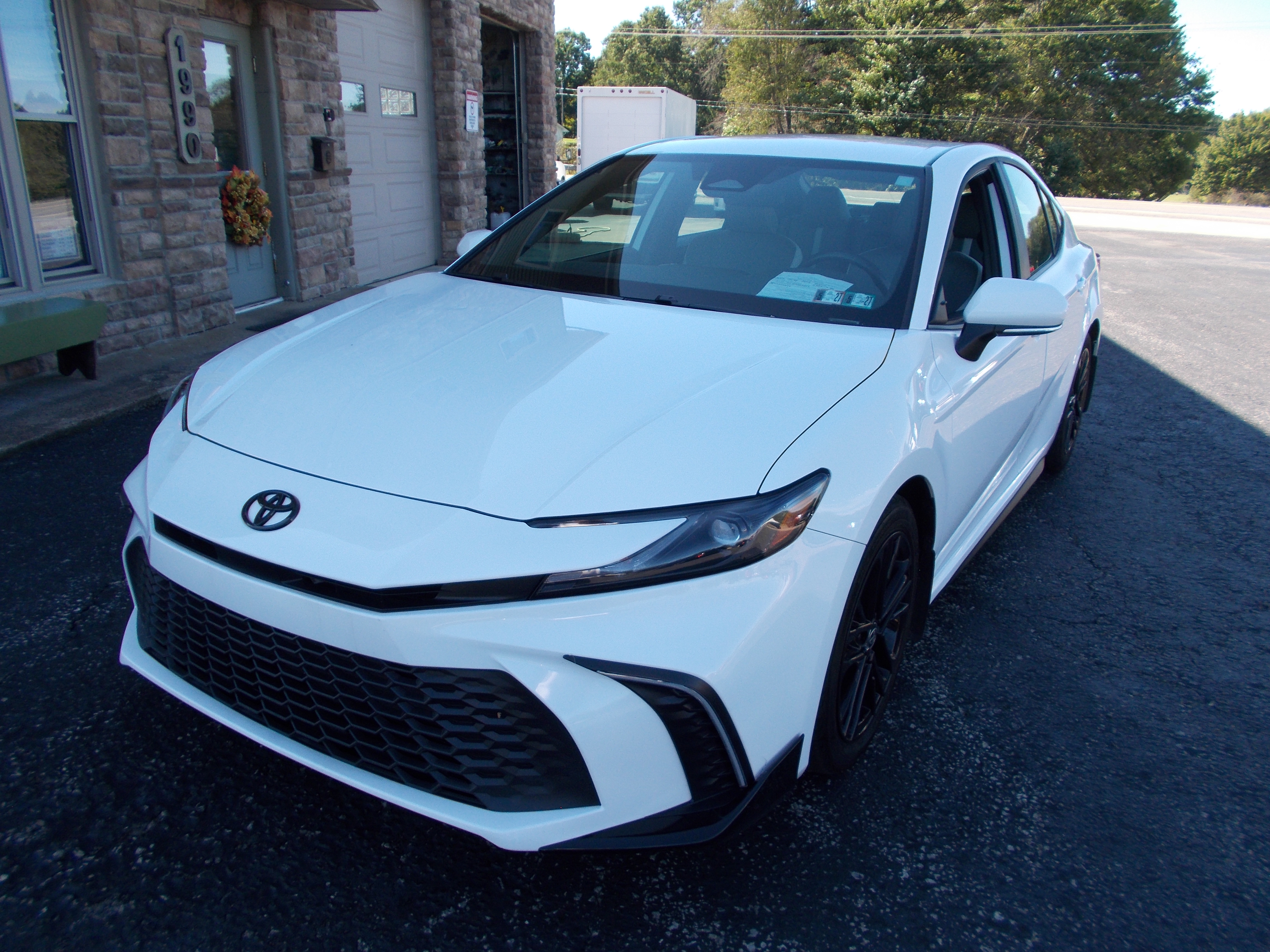Used 2025 Toyota Camry SE Hybrid FWD image 1