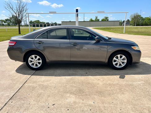 Used 2011 Toyota Camry LE image 3