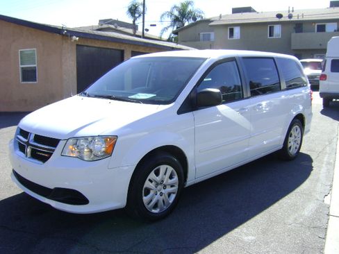 Used 2017 Dodge Grand Caravan SE image 4