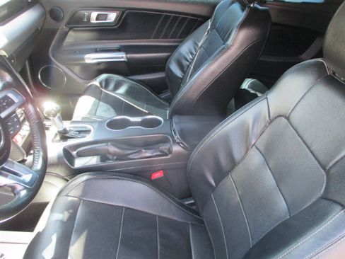 Used 2019 Ford Mustang GT Convertible RWD image 7