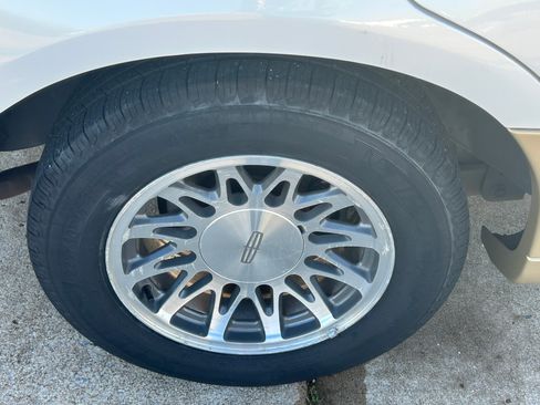 Used 2001 Lincoln Town Car Signature RWD image 24