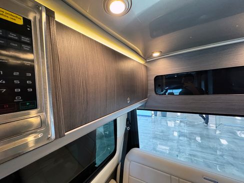 Used 2024 Mercedes-Benz Sprinter 2500 image 25