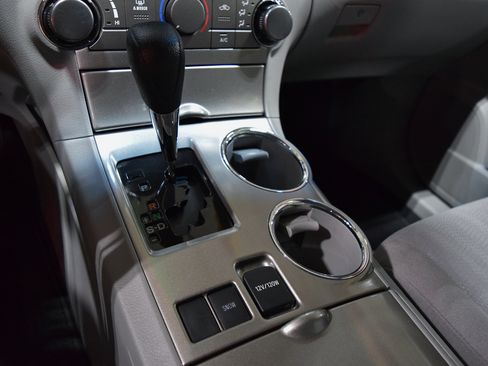 Used 2013 Toyota Highlander Plus V6 FWD image 28