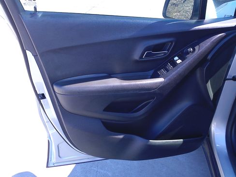 Used 2018 Chevrolet Trax LS image 9