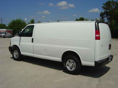 Used 2018 Chevrolet Express 2500 image 2