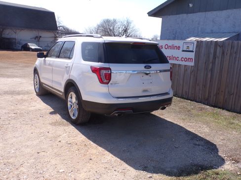 Used 2018 Ford Explorer XLT image 3