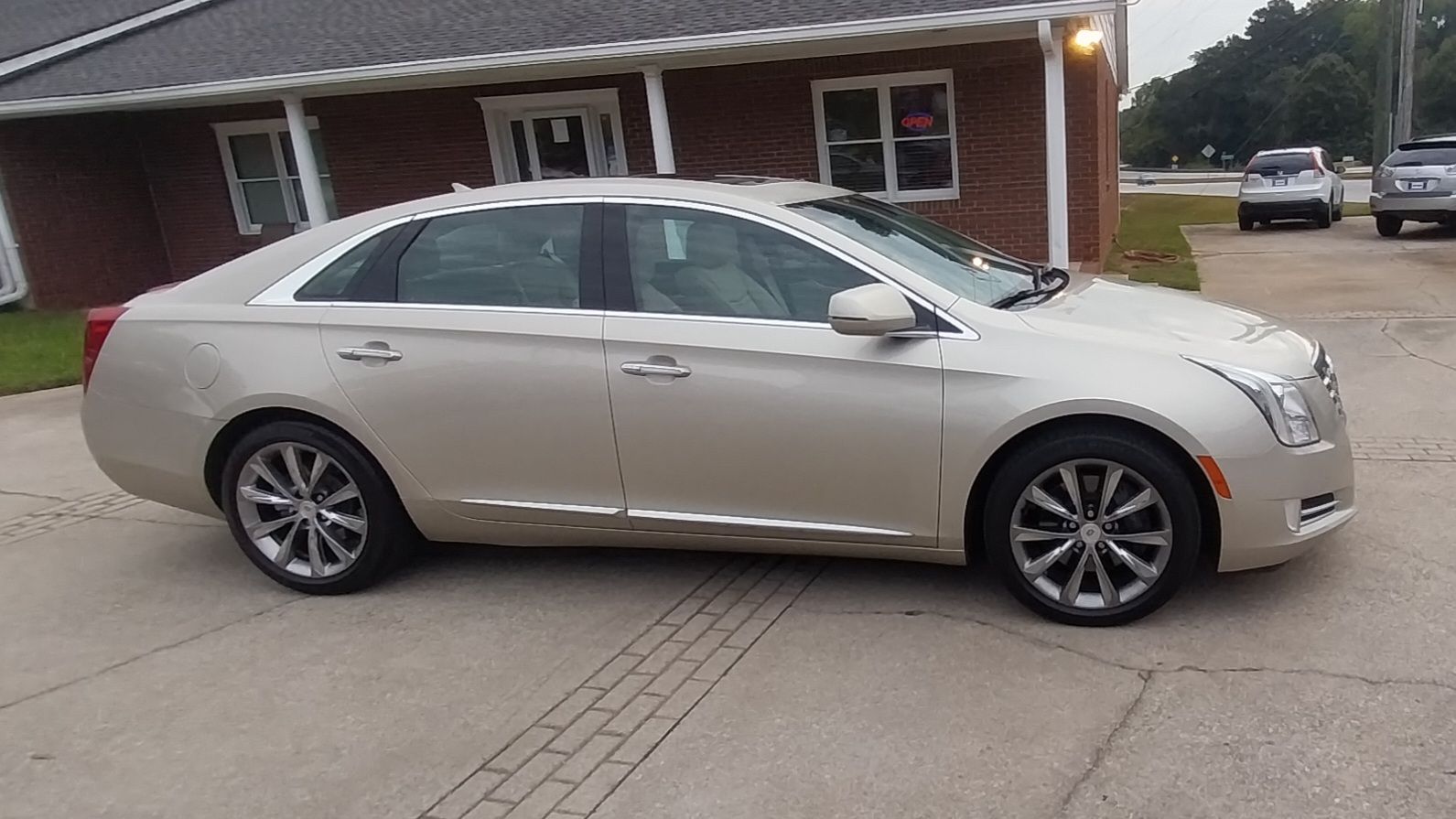 Used 2013 Cadillac XTS Luxury FWD image 8