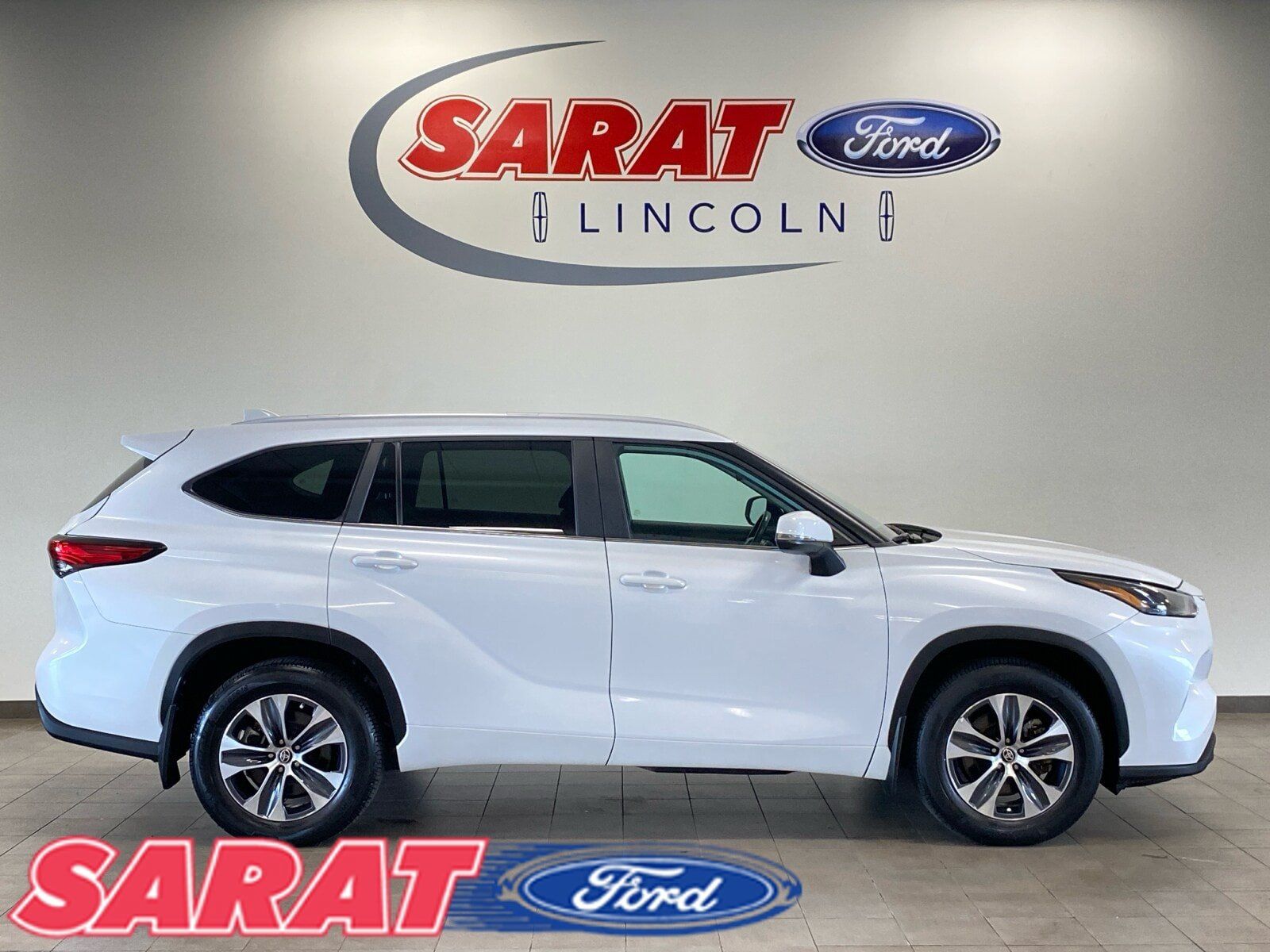 Used 2023 Toyota Highlander XLE AWD/4WD image 1
