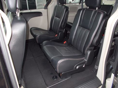 Used 2014 Chrysler Town & Country Touring-L image 12
