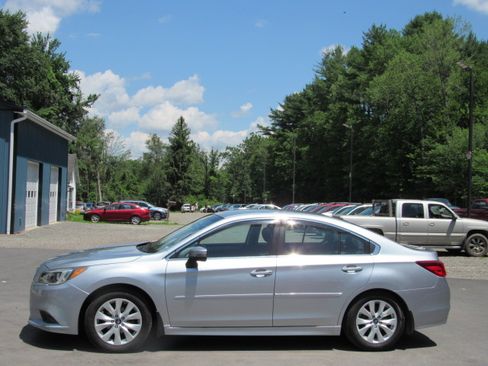 Used 2017 Subaru Legacy 2.5i Premium AWD/4WD image 3