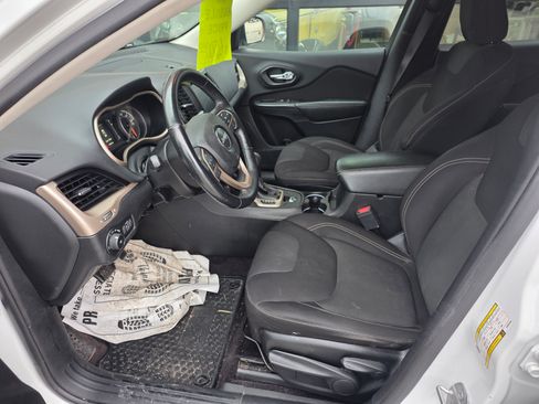 Used 2017 Jeep Cherokee Latitude image 4