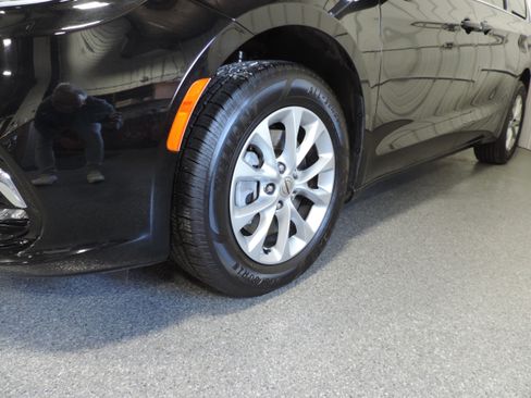 Used 2024 Chrysler Pacifica Touring-L AWD image 16