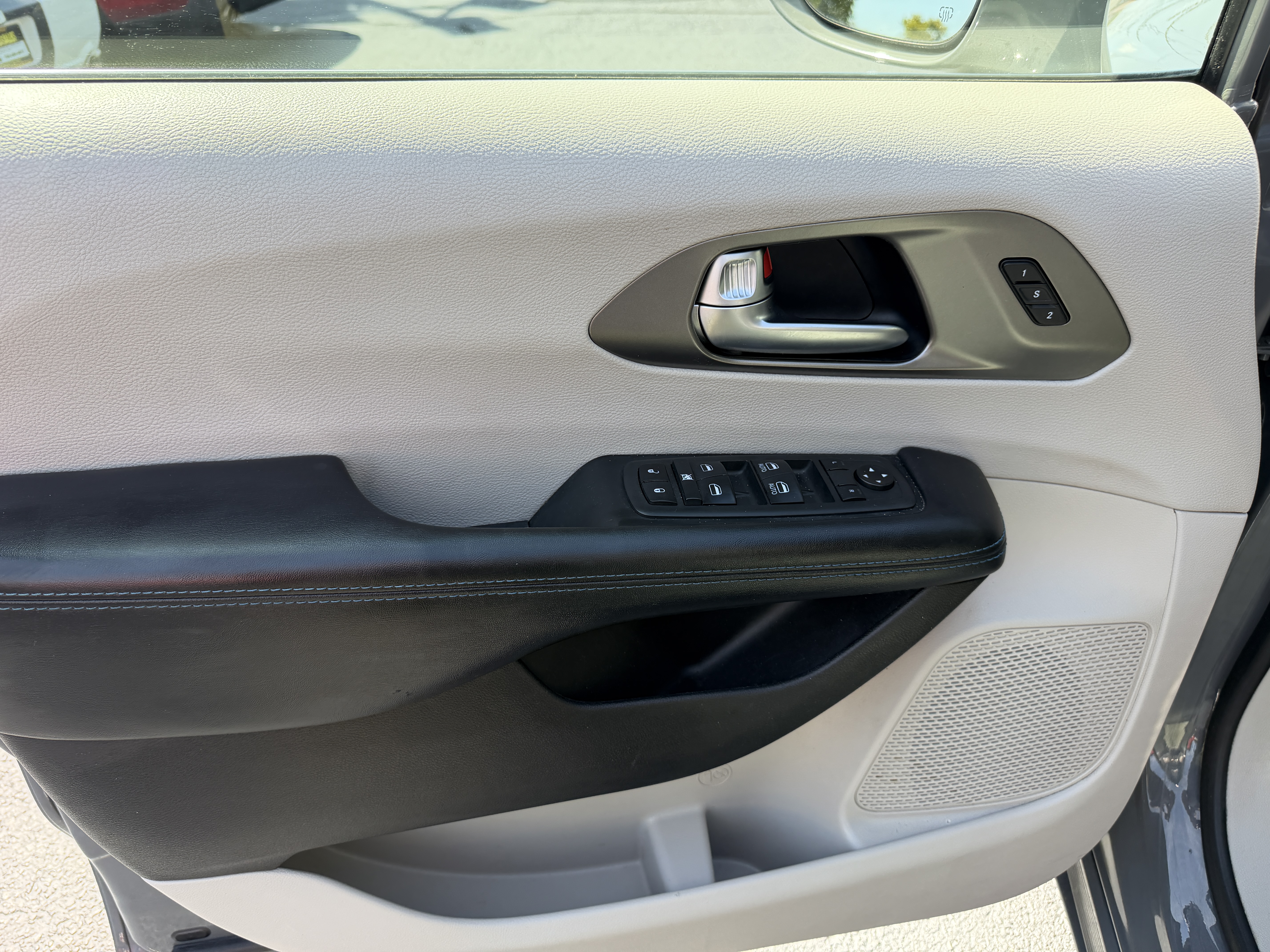 Used 2021 Chrysler Pacifica Touring-L FWD image 3