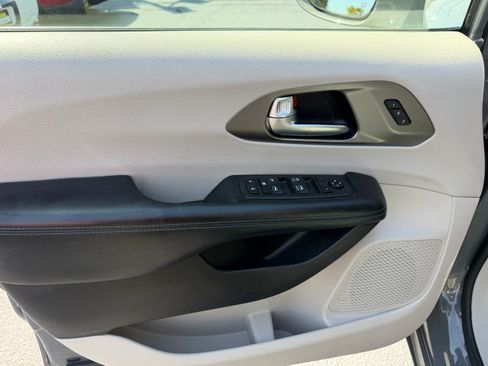 Used 2021 Chrysler Pacifica Touring-L FWD image 3