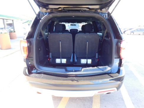 Used 2017 Ford Explorer XLT image 7