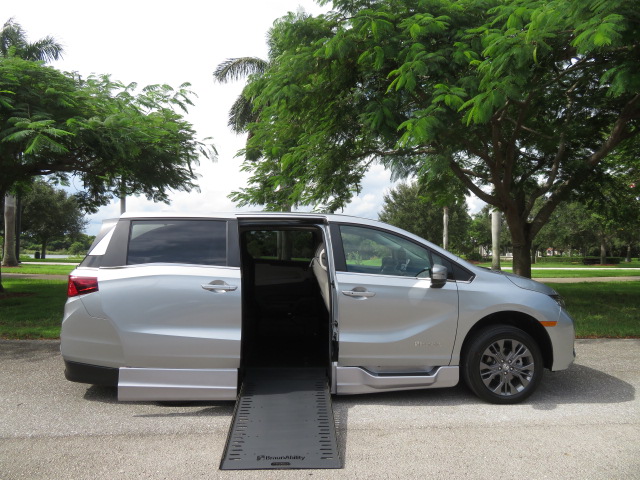 Used 2026 Honda Odyssey Touring image 3