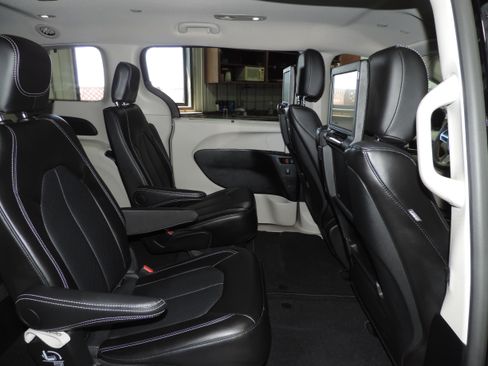 Used 2024 Chrysler Pacifica Touring-L AWD image 27