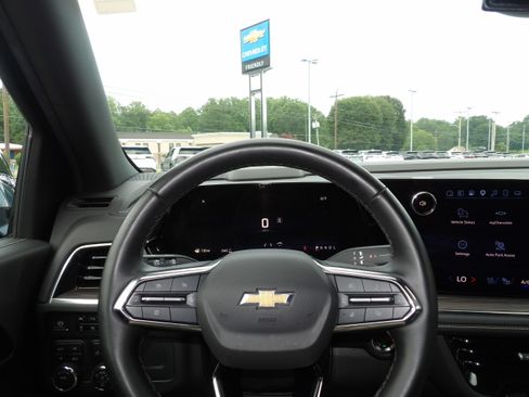 Used 2025 Chevrolet Tahoe 4WD Premier image 2