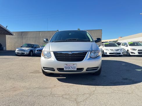 Used 2005 Chrysler Town & Country Touring image 10